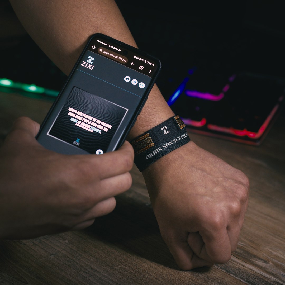 Orbis Non Sufficit Bracelet – ZIXI